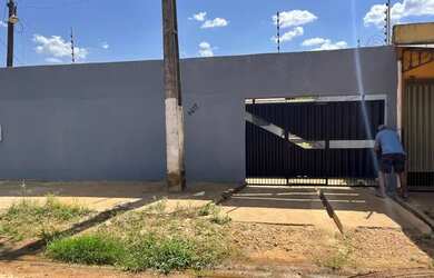 Imagem: A casa possui 2 Dormitórios, 1 Banheiro, 2 Vagas na garagem