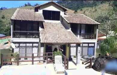 Imagem: A casa em condomínio possui 5 Dormitórios, 5 Banheiros, 2