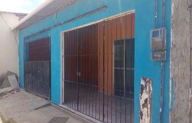 Imagem: A casa possui 2 Dormitórios, 1 Banheiro, 1 Vaga na garagem