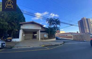 Imagem: A casa possui 3 Dormitórios, 2 Banheiros, 3 Vagas na garagem