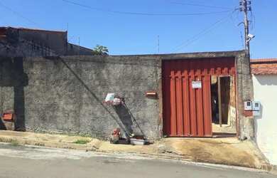 Imagem: A casa possui 2 Dormitórios, 1 Banheiro, 1 Vaga na garagem