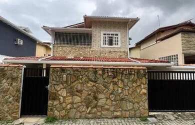 Imagem: A casa possui 3 Dormitórios, 2 Banheiros, 2 Vagas na garagem