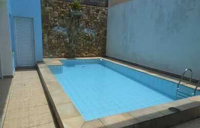 Imagem: A casa possui 4 Dormitórios, 5 Banheiros, 3 Vagas na garagem