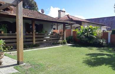 Imagem: A casa possui 3 Dormitórios, 3 Banheiros, 2 Vagas na garagem