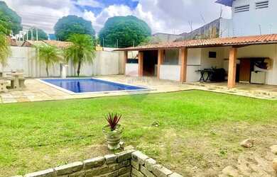 Imagem: A casa possui 4 Dormitórios, 3 Banheiros, 5 Vagas na garagem