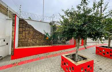 Imagem: A casa possui 3 Dormitórios, 1 Banheiro, 5 Vagas na garagem