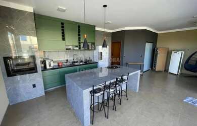 Imagem: A casa possui 2 Dormitórios, 3 Banheiros, 5 Vagas na garagem