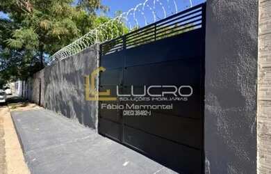 Imagem: A casa possui 2 Dormitórios, 1 Banheiro, 2 Vagas na garagem