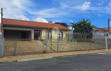 Imagem: A casa possui 3 Dormitórios, 3 Banheiros, 2 Vagas na garagem