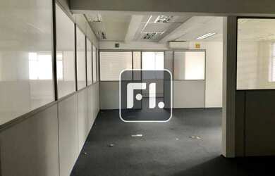 Imagem: O depósito possui 2 Vagas na garagem e 220m² de Área e está