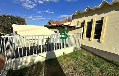 Imagem: A casa possui 2 Dormitórios, 2 Banheiros, 2 Vagas na garagem