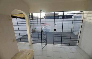 Imagem 3: Vende-se casa espaçosa em localização privilegiada