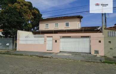 Imagem: A casa possui 4 Dormitórios, 2 Banheiros, 2 Vagas na garagem
