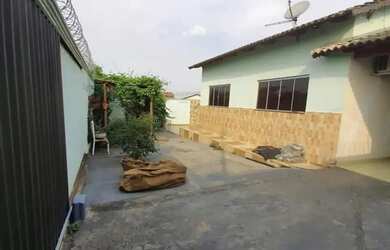 Imagem: A casa possui 3 Dormitórios, 3 Banheiros, 3 Vagas na garagem