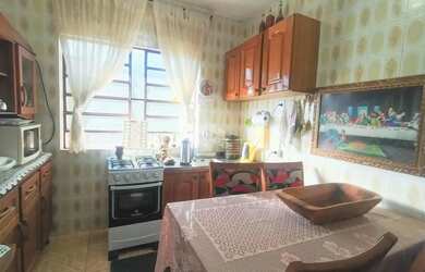 Imagem 4: Casa Ampla de 3 dormitórios sendo 1 suíte. Garagem coberta 2 carros. Pátio frente e fundos