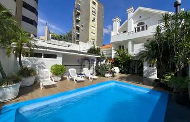 Imagem: A casa possui 3 Dormitórios, 4 Banheiros, 2 Vagas na garagem