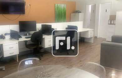 Imagem: O depósito possui 2 Vagas na garagem e 300m² de Área e está