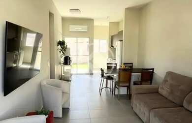 Imagem: A casa em condomínio possui 3 Dormitórios, 1 Banheiro, 2 Vagas