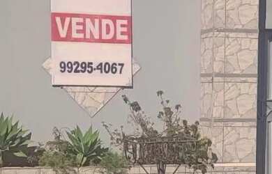 Imagem: A casa possui 3 Dormitórios, 3 Banheiros, 2 Vagas na garagem