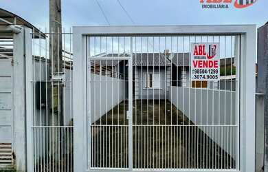 Imagem: A casa possui 2 Dormitórios, 1 Banheiro, 1 Vaga na garagem