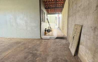 Imagem: A casa possui 3 Dormitórios, 1 Banheiro, 2 Vagas na garagem