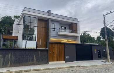 Imagem: A casa possui 5 Dormitórios, 5 Banheiros, 3 Vagas na garagem