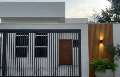 Imagem: A casa possui 3 Dormitórios, 2 Banheiros, 3 Vagas na garagem