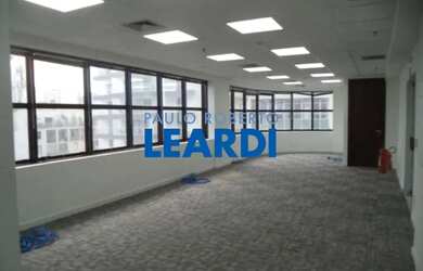 Imagem: O depósito possui 5 Vagas na garagem, 377m² de Área e está