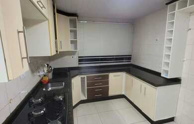 Imagem: A casa possui 1 Dormitório, 1 Banheiro, 1 Vaga na garagem