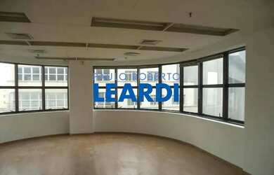 Imagem: O depósito possui 5 Vagas na garagem, 188m² de Área e está