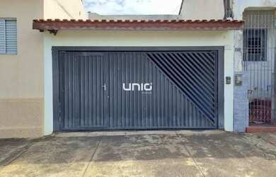 Imagem: A casa possui 2 Dormitórios, 2 Banheiros, 2 Vagas na garagem