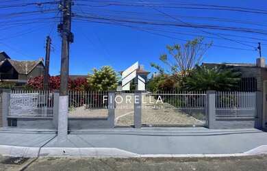 Imagem: A casa possui 3 Dormitórios, 1 Banheiro, 2 Vagas na garagem
