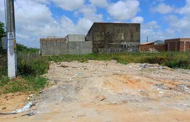 Imagem: O terreno possui 360m² de Área, Vista para o lago e está