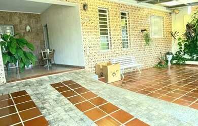 Imagem: A casa possui 2 Dormitórios, 1 Banheiro, 2 Vagas na garagem