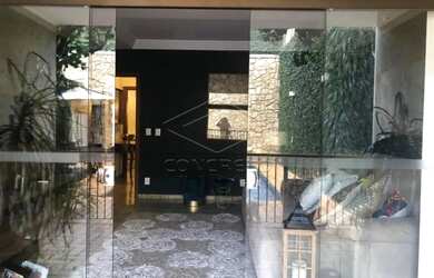 Imagem: A casa possui 4 Dormitórios, 3 Banheiros, 5 Vagas na garagem