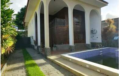 Imagem: A casa possui 5 Dormitórios, 3 Banheiros, 5 Vagas na garagem