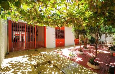 Imagem: A casa possui 3 Dormitórios, 2 Banheiros, 4 Vagas na garagem