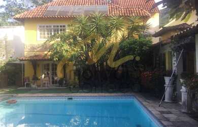 Imagem: A casa em condomínio possui 5 Dormitórios, 1 Banheiro, 1 Vaga