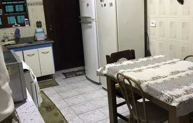 Imagem: A casa possui 2 Dormitórios, 2 Vagas na garagem e está localizado