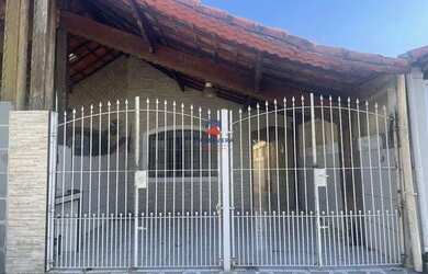 Imagem: A casa possui 2 Dormitórios, 2 Banheiros, 2 Vagas na garagem