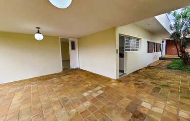 Imagem: A casa possui 2 Dormitórios, 1 Banheiro, 3 Vagas na garagem