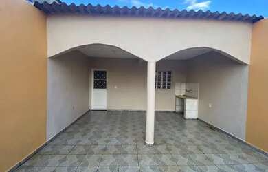 Imagem: A casa possui 2 Dormitórios e 1 Banheiro e está localizado