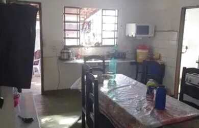 Imagem: A casa possui 2 Dormitórios, 1 Banheiro, 1 Vaga na garagem