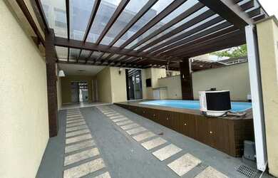 Imagem: A casa possui 3 Dormitórios, 3 Banheiros, 2 Vagas na garagem