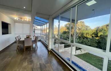 Imagem: A casa possui 3 Dormitórios, 4 Banheiros, 4 Vagas na garagem