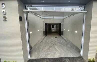 Imagem: A casa possui 3 Dormitórios, 2 Banheiros, 5 Vagas na garagem