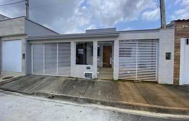 Imagem: A casa possui 3 Dormitórios, 3 Banheiros, 2 Vagas na garagem