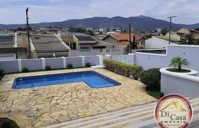 Imagem: A casa possui 4 Dormitórios, 5 Banheiros, 4 Vagas na garagem