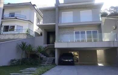 Imagem: A casa possui 2 Dormitórios, 3 Banheiros, 4 Vagas na garagem