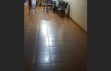 Imagem: A casa possui 3 Dormitórios, 2 Banheiros, 2 Vagas na garagem